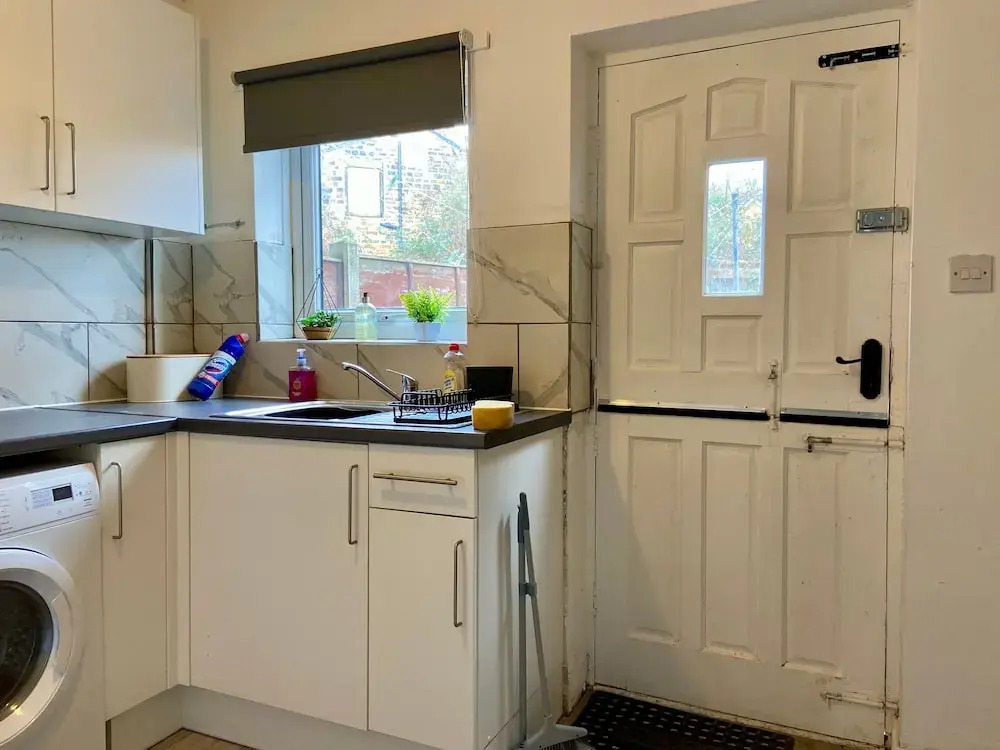 Cosy Contractors Retreat in Batley - Sleeps 3