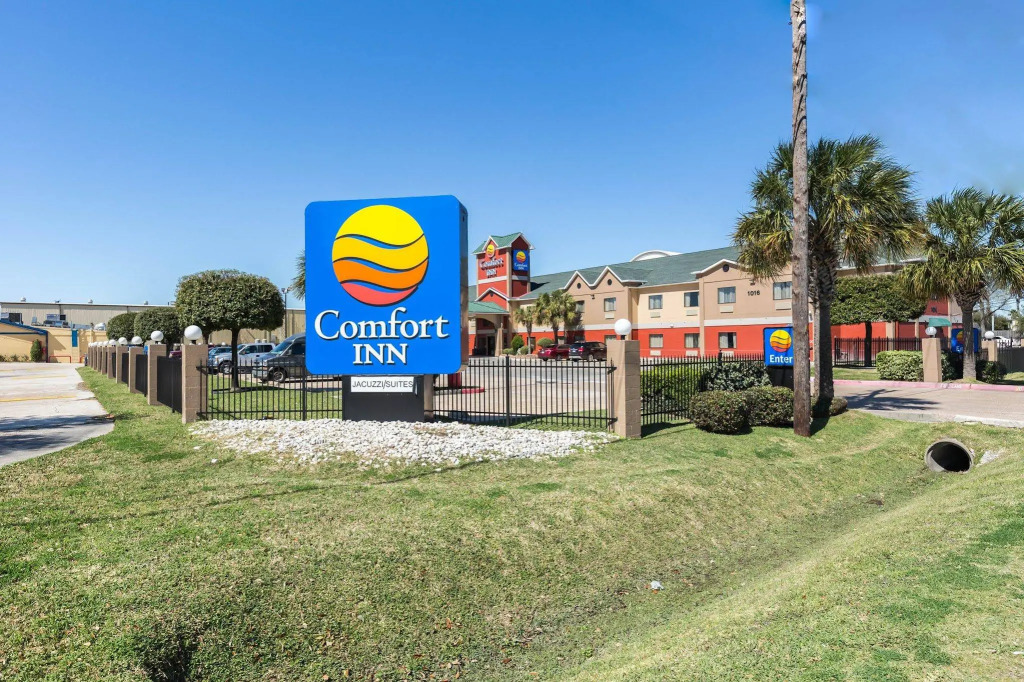 Econo Lodge Inn & Suites East Houston I-10