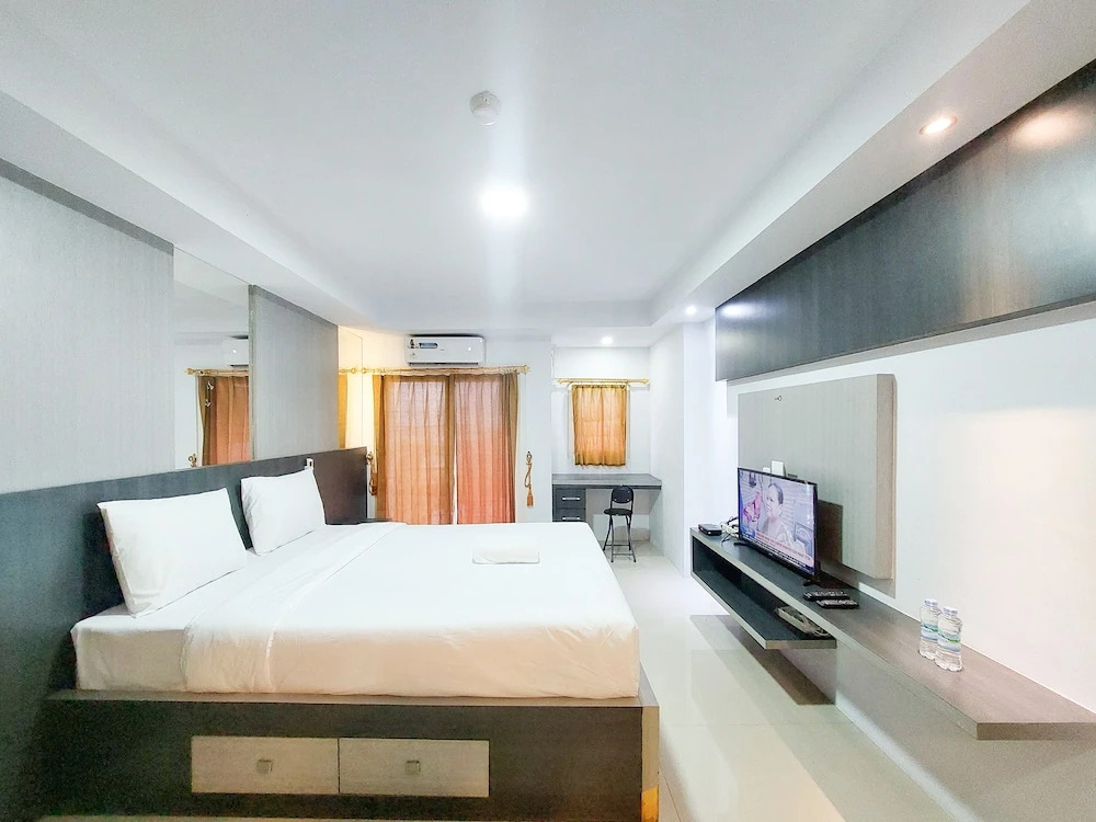 Homey And Warm Studio Apartment At Mansyur Residence