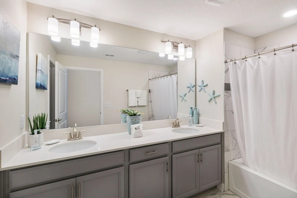 8945 SD - Elegant 5-bed Townhome, Private Pool