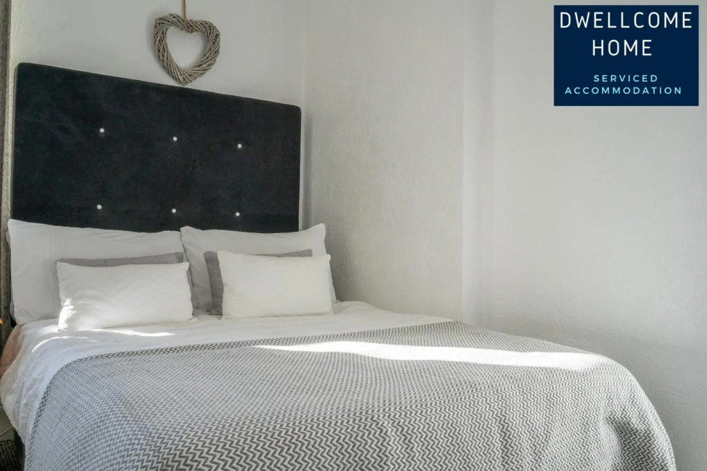 Find "DWELLCOME HOME Ltd" site for 10oo10 assurance from past guests - SPACIOUS CENTRAL 3 DOUBLE Bedroom Apartment with 5 beds, Superking, 2 doubles, 2 singles, fast broadband, free parking, Miles better than a hotel