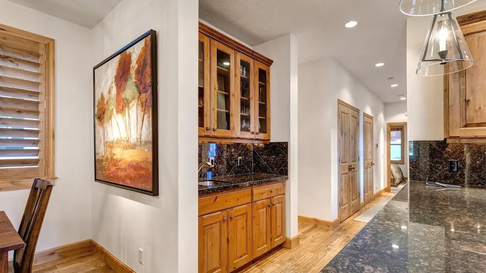 Town Lift Gem 4 Bedroom by RedAwning
