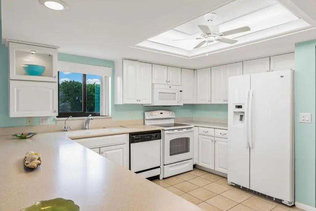 Pelican Watch 208, Sleeps 4, 2 Bedrooms, Beach Front, Pool, Elevator, WiFi