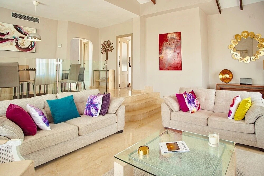 3 Bed House - Sleeps 6 - Pool - Garden - Parking
