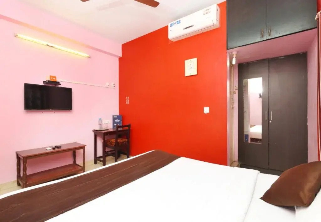 Lloyds Nest by OYO Rooms