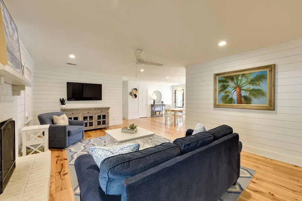 3 Mi to Beach: Coastal Escape in Mount Pleasant