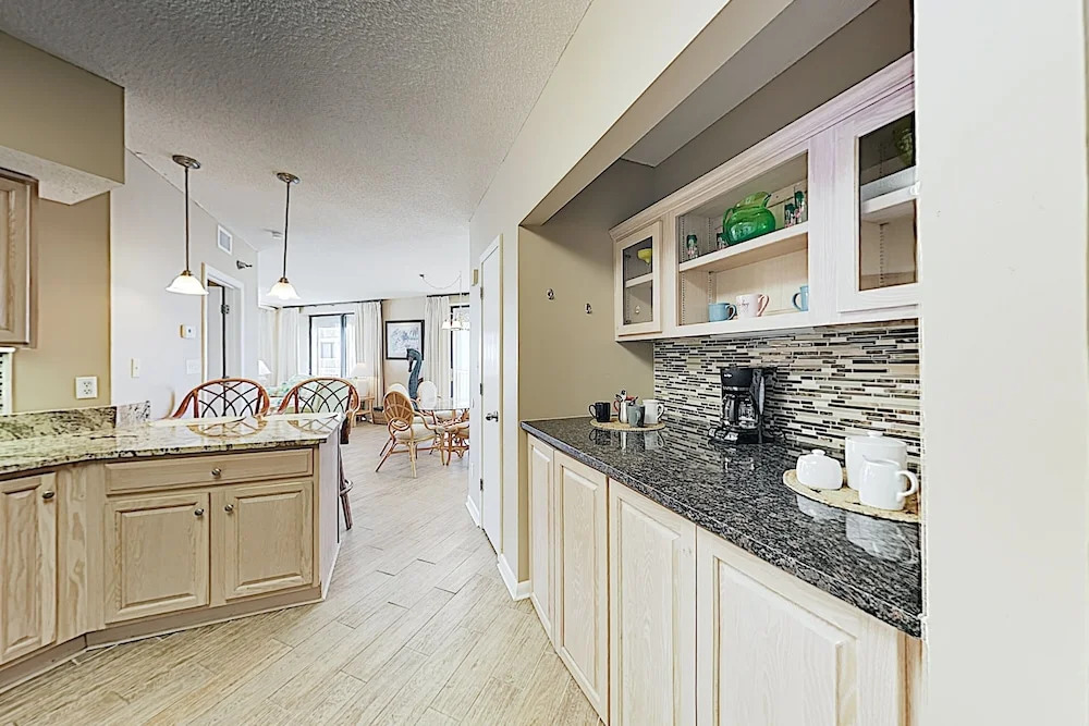 New Listing! Beachfront Corner Unit W/ Pools 3 Bedroom Condo