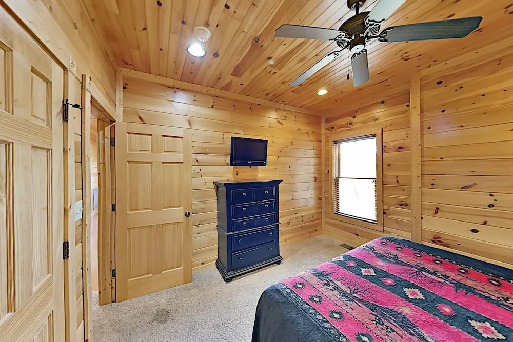 Gatlinburg Falls W/ Hot Tub & Big Views! 2 Bedroom Cabin