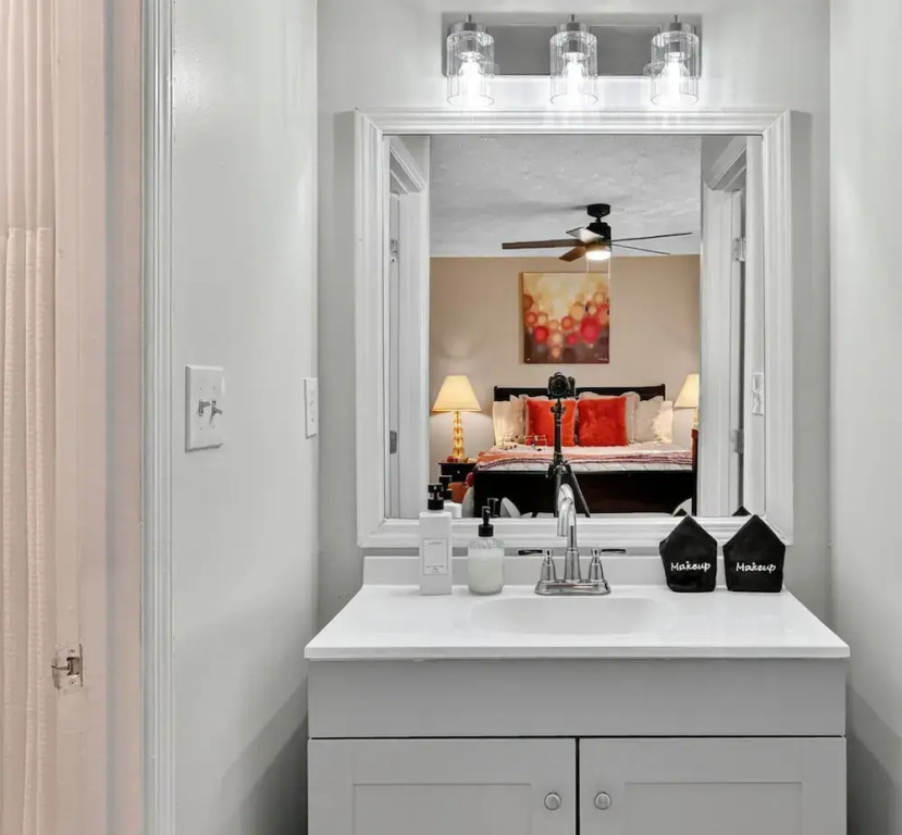 Serenity Landing - 5 Minutes to Airport - Sleeps 6
