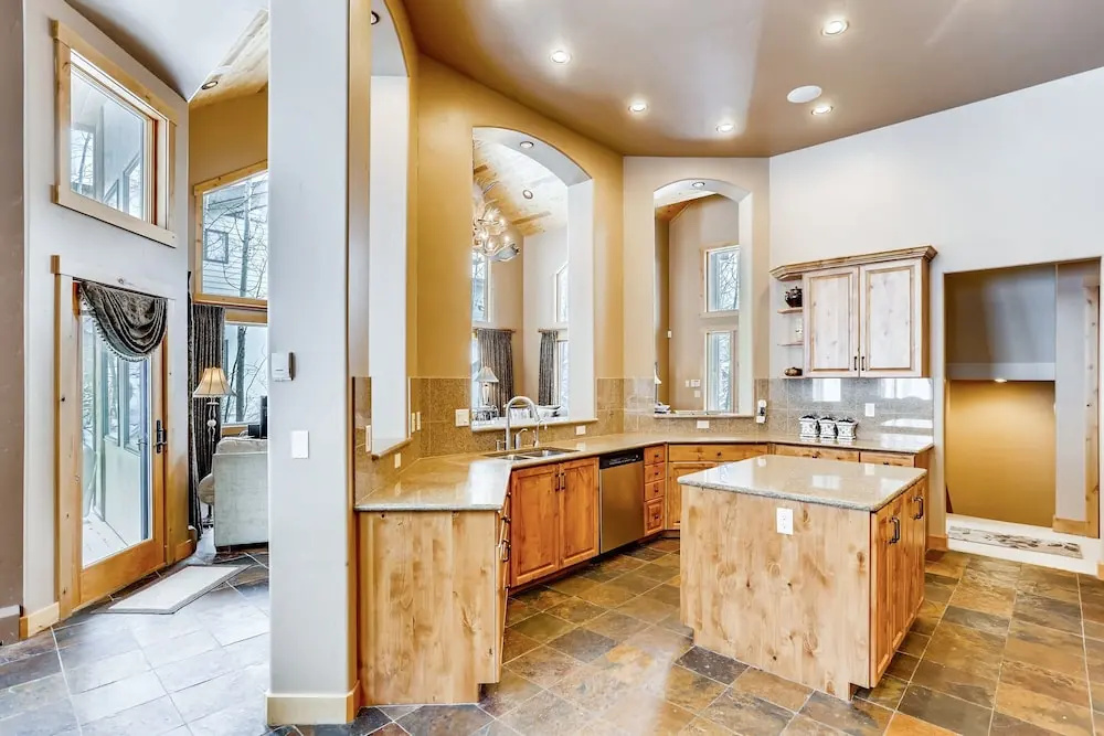 Luxurious All-suite Ski W/ Hot Tub 5 Bedroom Duplex