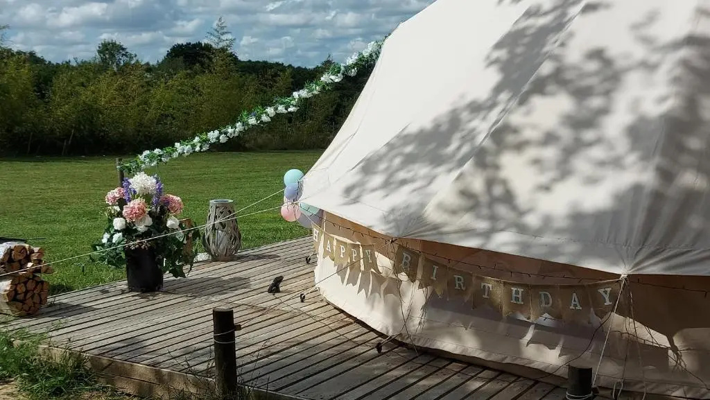 Hopgarden Glamping - Luxury 6m bell tent