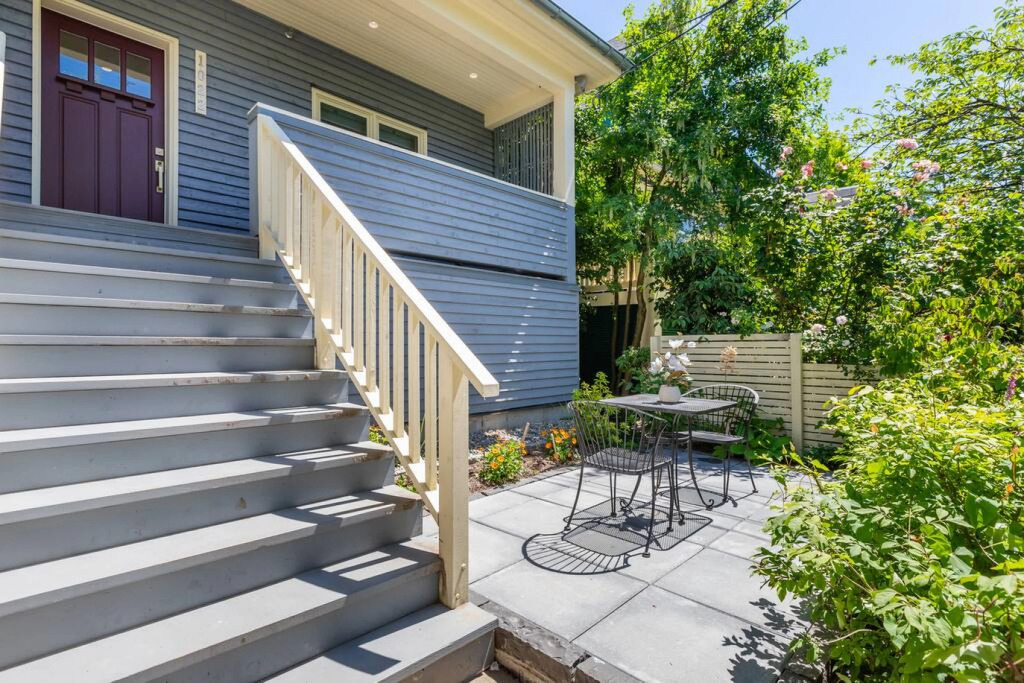 Commercial Drive New 3 Bdrm Home 2 Flex Rooms -5 min to Downtown 22km Seawall