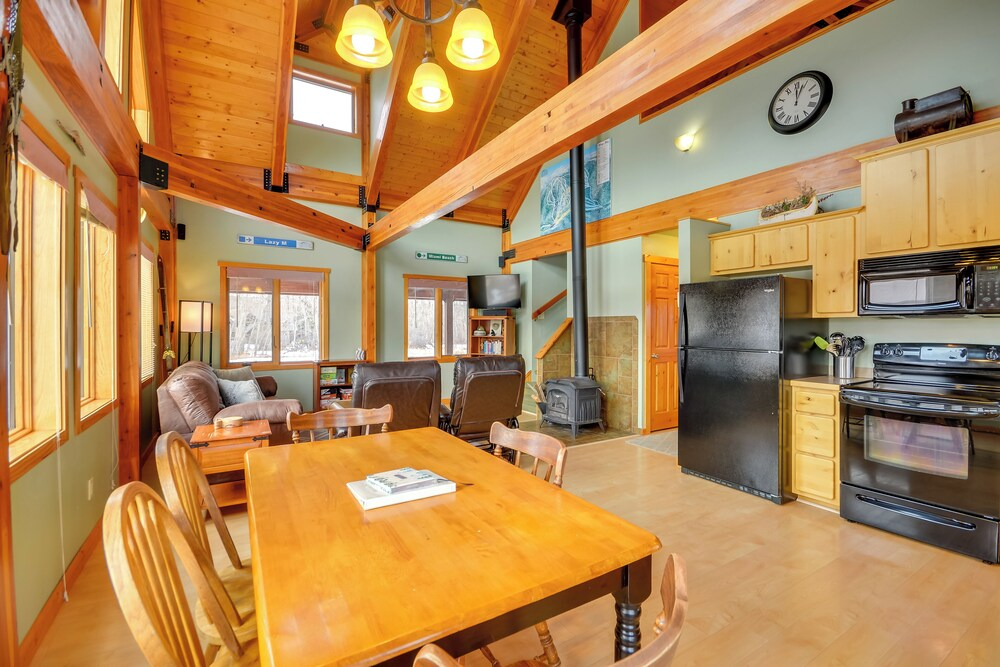 'off The Beaten Path' Cabin w/ Mtn Views & Hot Tub