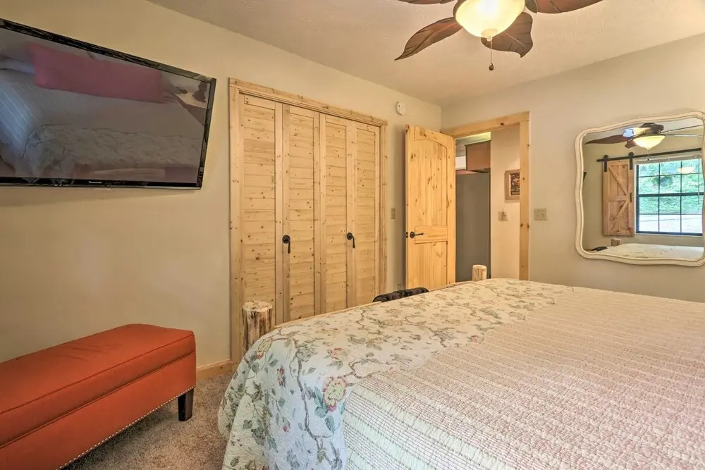 Mtn-view Cabin w/ Hot Tub in Sevierville!