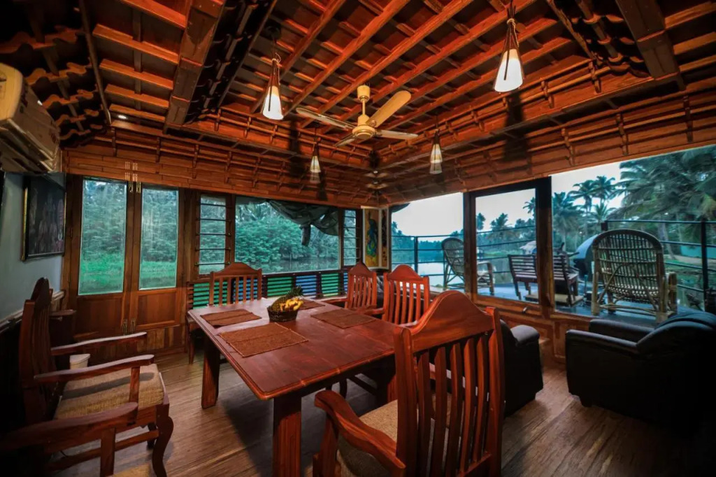 Niche Stays Luxury Houseboats
