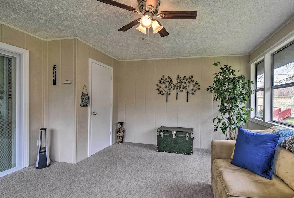 Condo w/ Sunroom, Near Downtown Hendersonville!