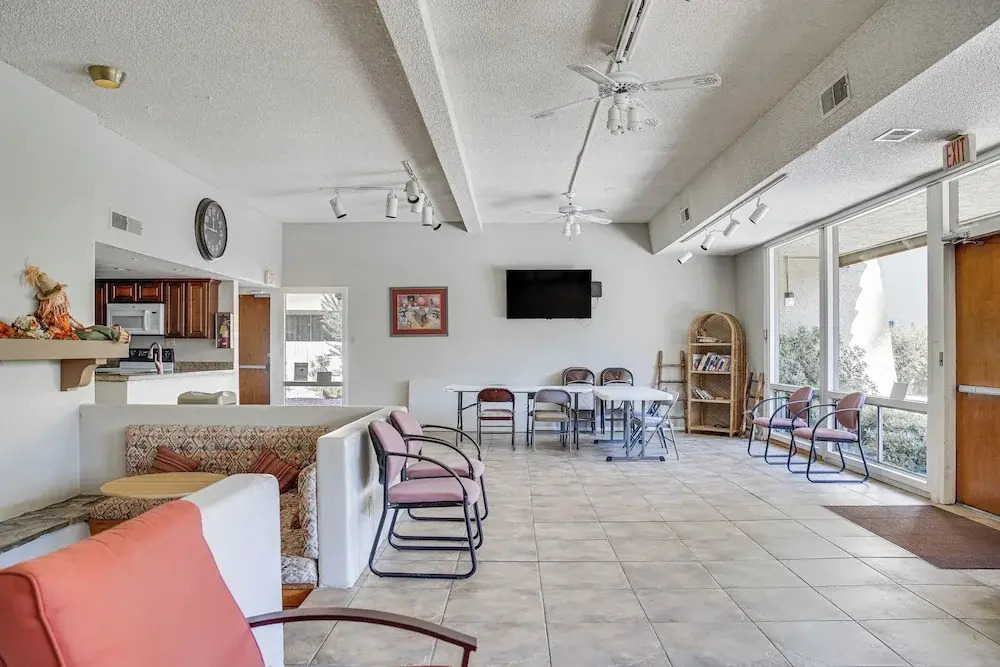 < 1 Mi to Fashion Square: Condo w/ Community Perks