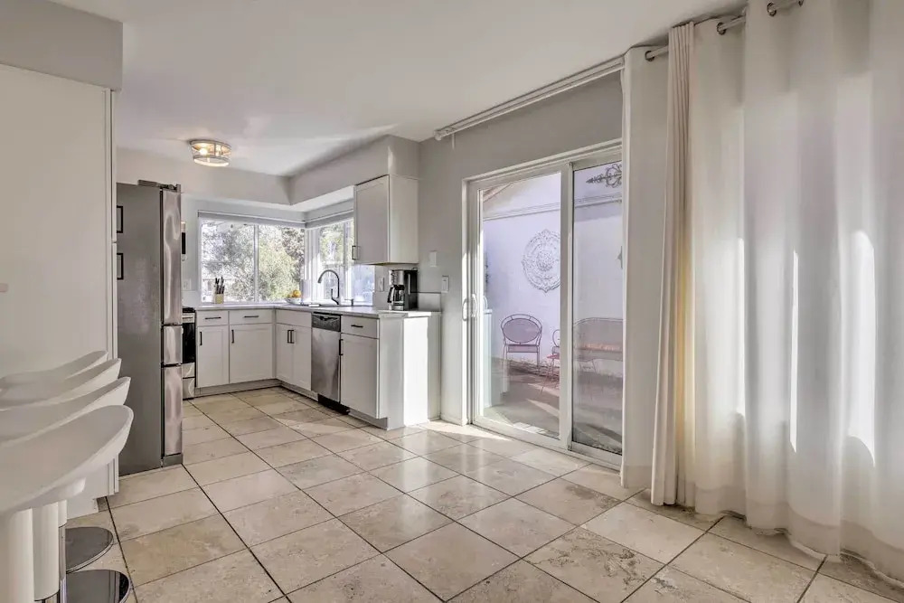 Sun Deck, Hot Tub & Kayak: Lakefront Tempe House