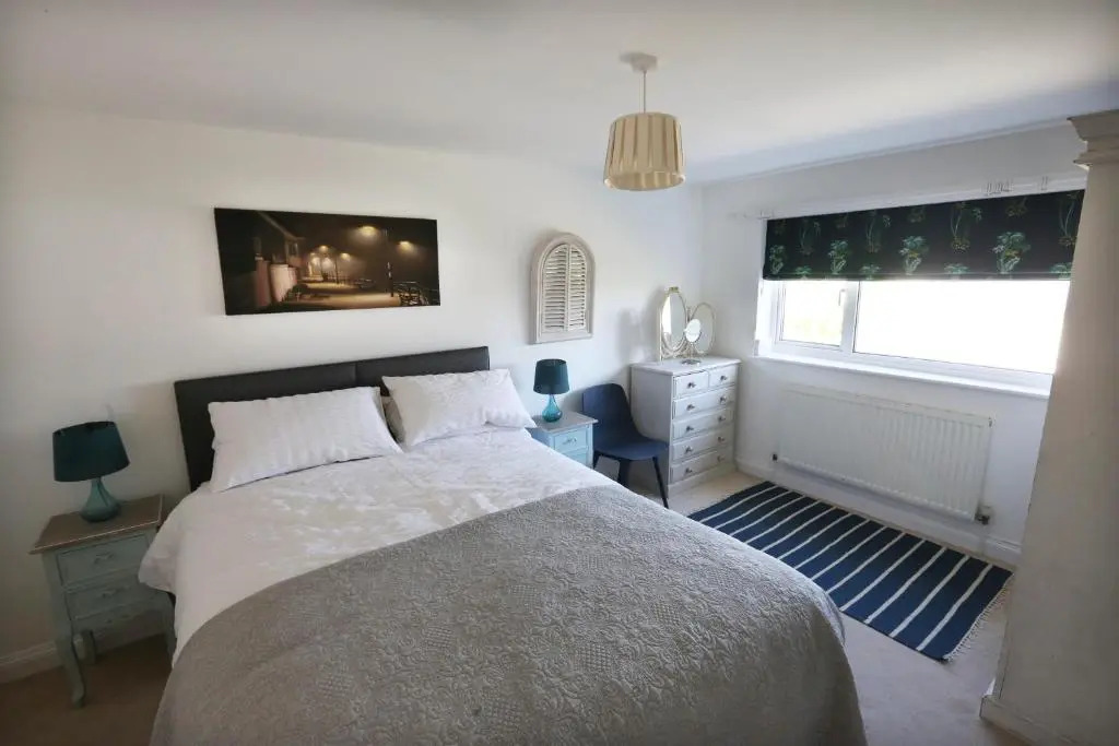 4a Dolphin Close