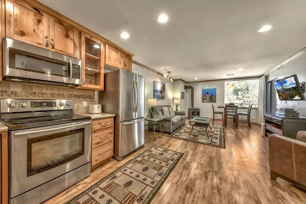 207 Lakeland - 1 Br Condo