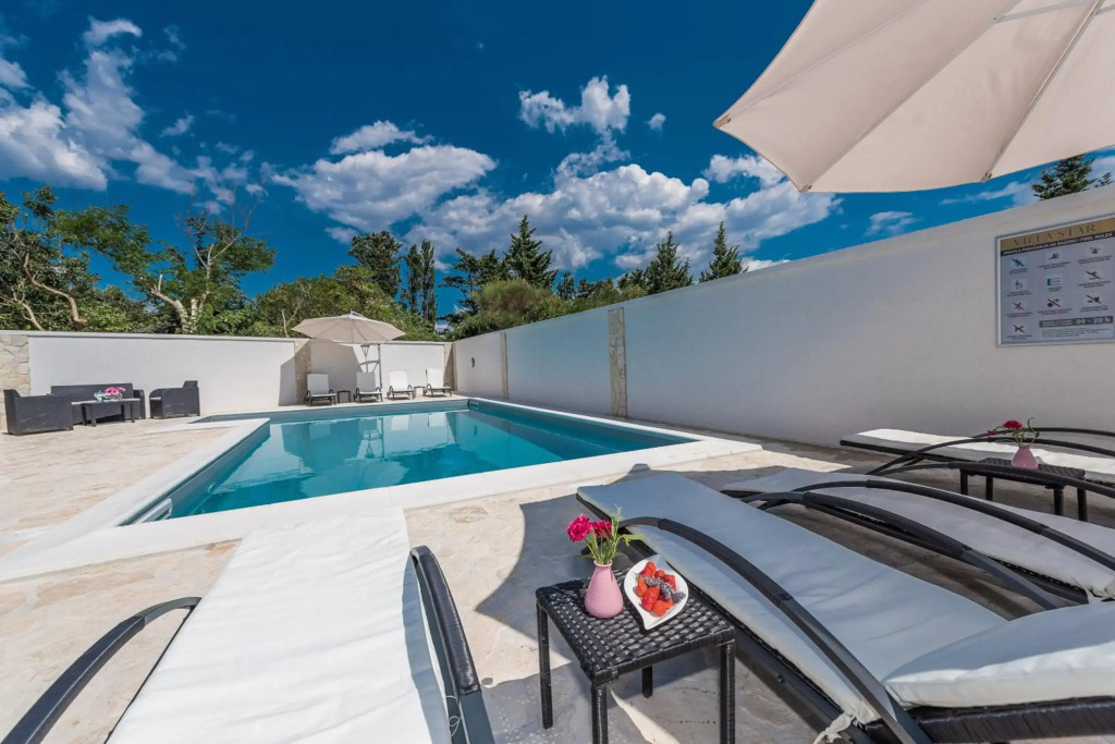 Villa Star 4 luxury apartment with a pool
