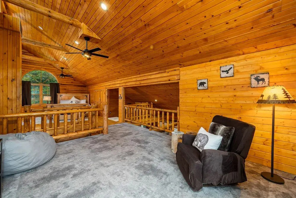 Log Cabin w/ Private Hot Tub on Wenatchee River!