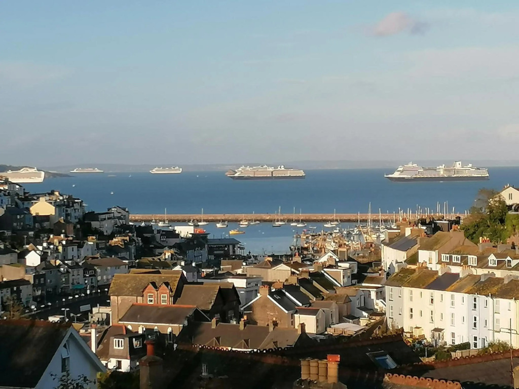 Two Sails - Spacious, Stylish, Unique, Parking, High Speed Fibre Broadband, Over 280 channels including Sky and BT Sports, Sky Cinema plus more