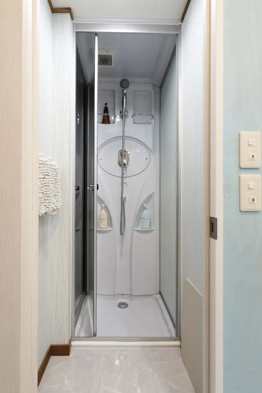 F24-402 Stylish Suite 1min from subway