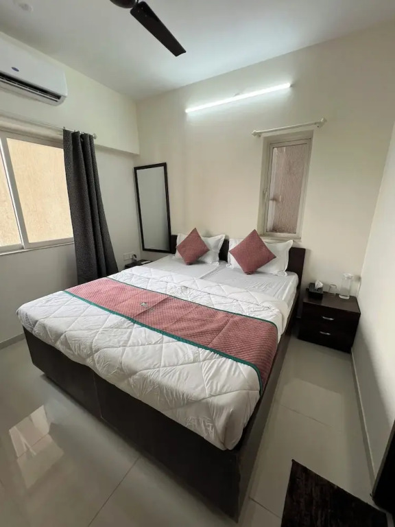 Pinakii Comfort Stay Malad - Near Nesco & Oberoi Mall