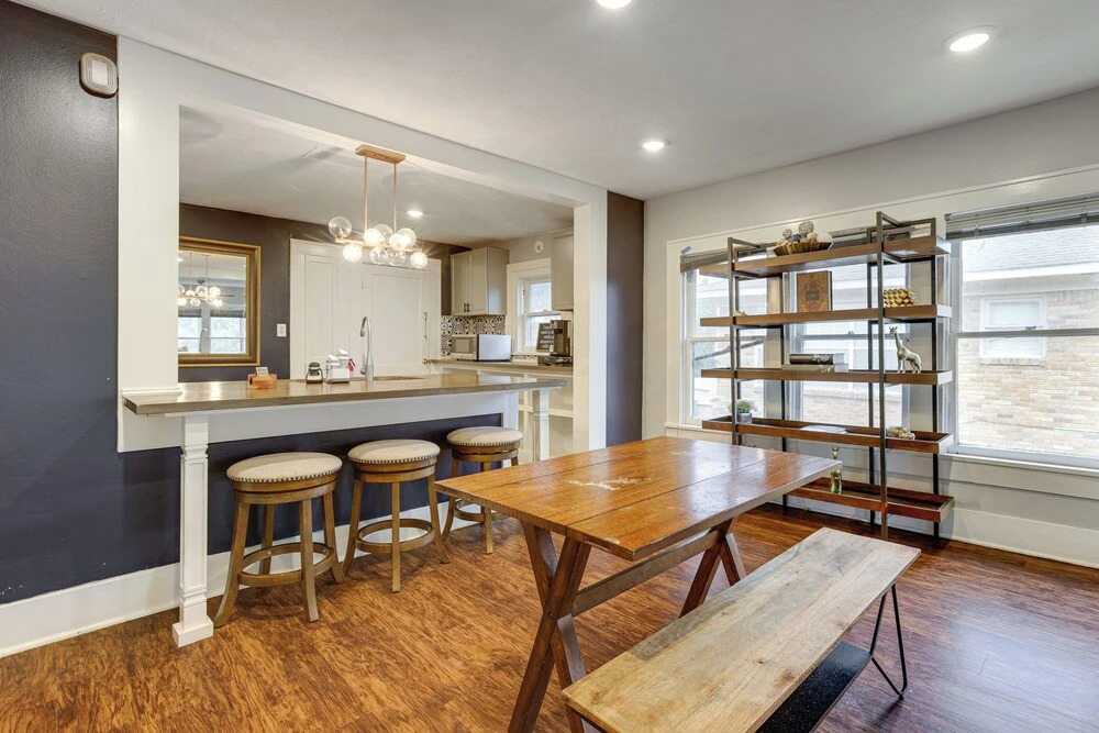 1 Mi to Hermann Park! Updated Apt w/ Parking Spot