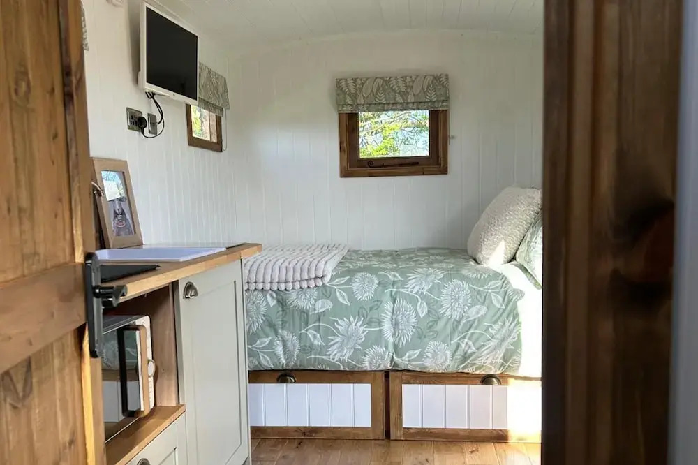 Fernlea Luxury Shepherds Hut - Sleeps 2 & Hot Tub
