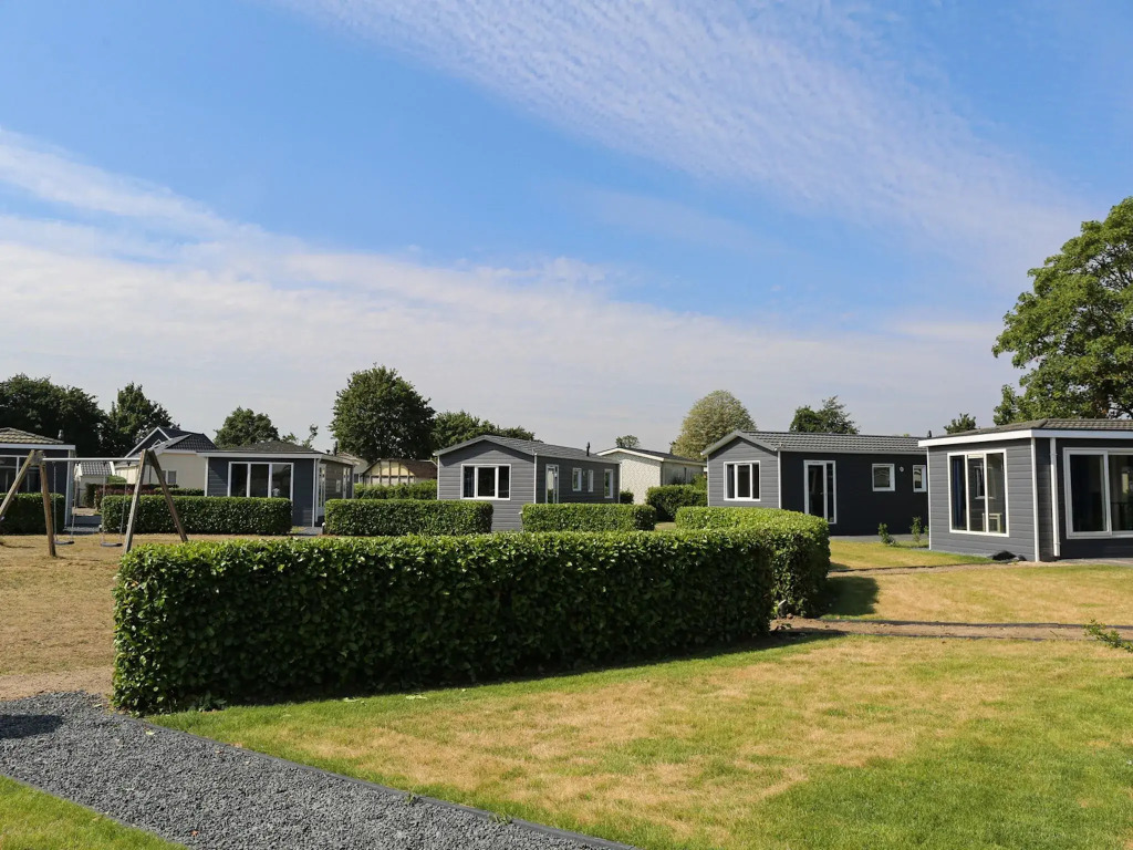 Nice chalet in a holiday park directly on the recreational lake and the Veluwe