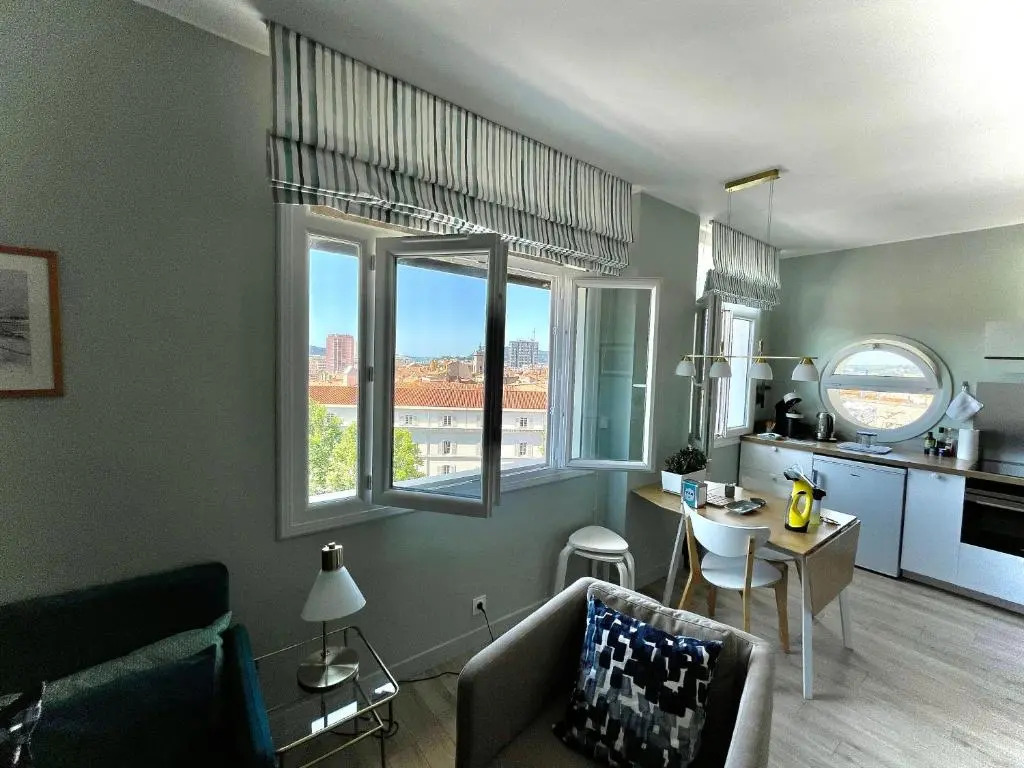 Vue sur rade appartement élégant vaste climatisé étage élevé ascenseur proche parking et toutes commodités au cœur du Toulon historique
