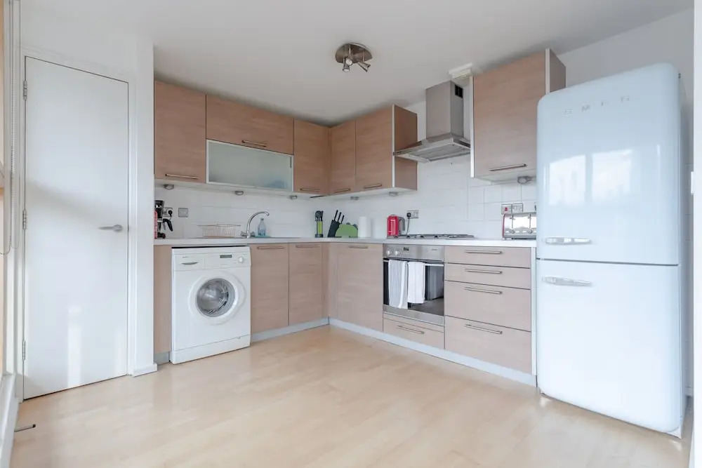 Spacious 2 Bedroom Canal Side Apartment with Balcony