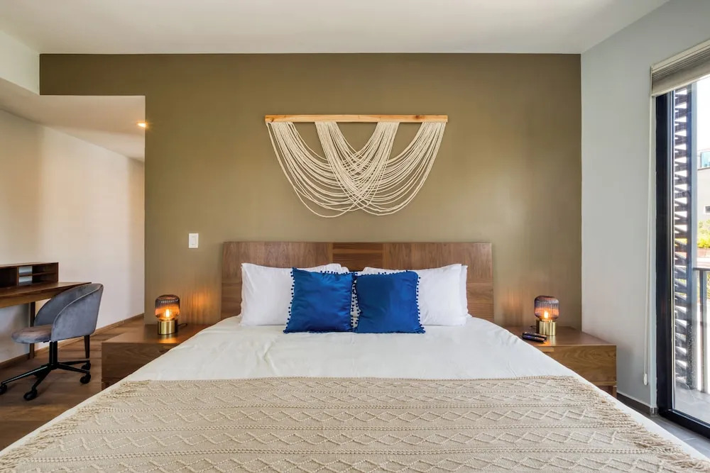 Chic PH Haven with rooftop By Tasman