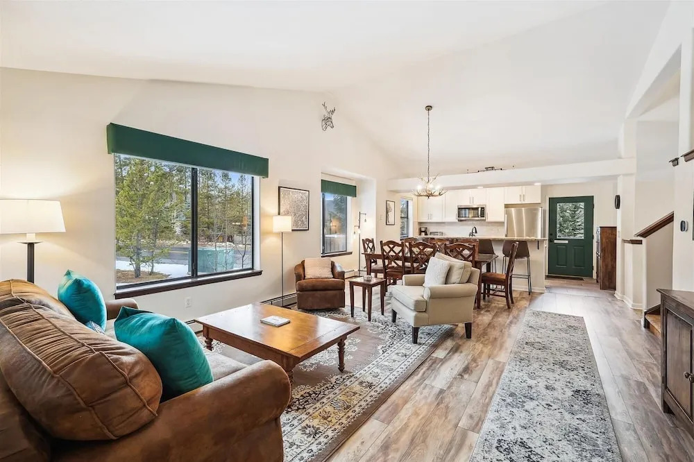 Ski Hill Chalet 3 Bedroom Home by RedAwning
