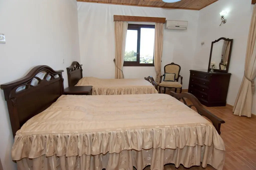 Loura Villa
