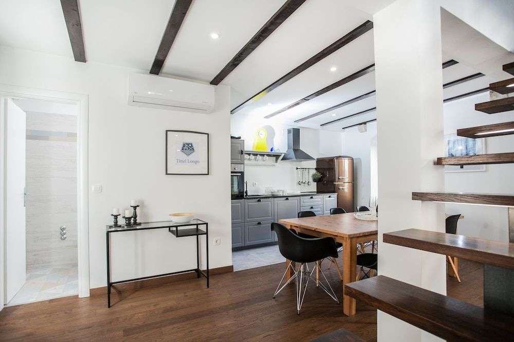 Tinel Longo, holiday home for up to 8, city center, BBQ, terrace