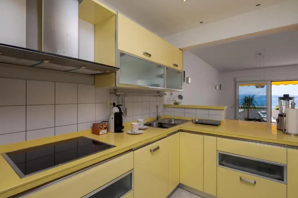 Seaside Apartment Gold 1row