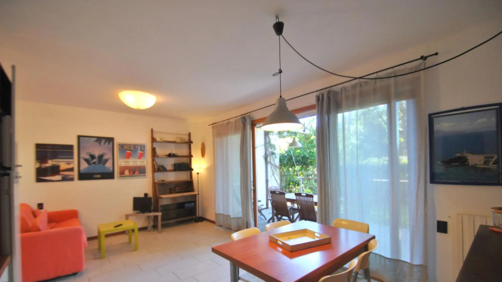 In vacation residence , 40 mt from the sea,apartment for 4-6 people, on the ground floor with a priv-villa marina int 2 Ostro