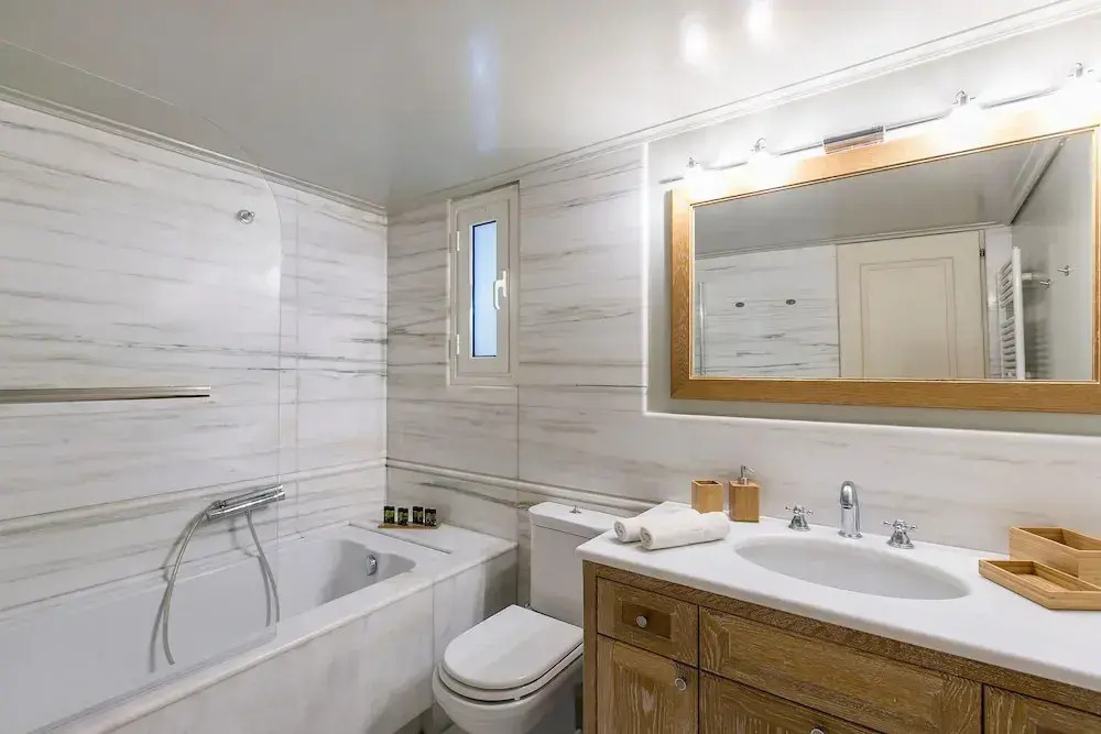 Aerides 3 Luxury Suites
