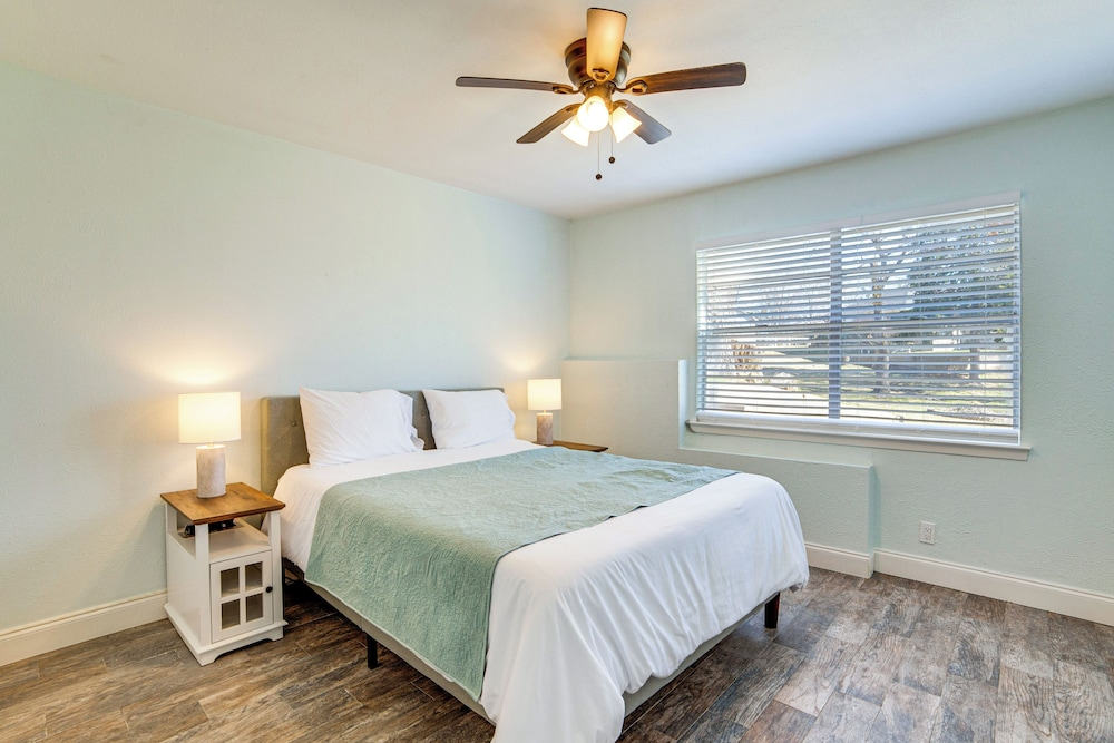 Lakeside Retreat: Large Spacious Home w/ Game Room
