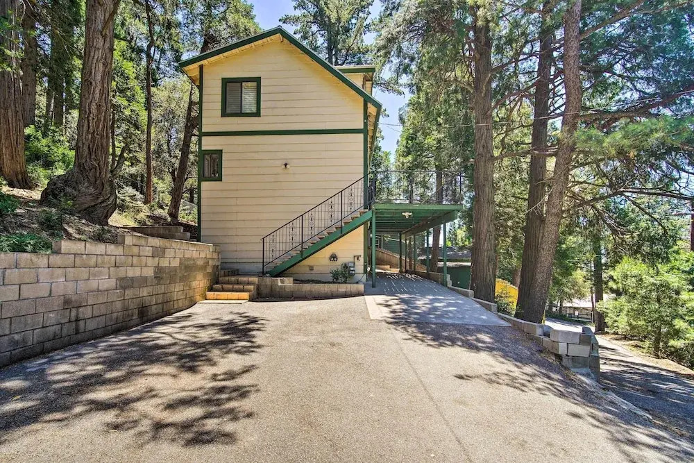 All-season Crestline Escape - 2 Mi to Lake!