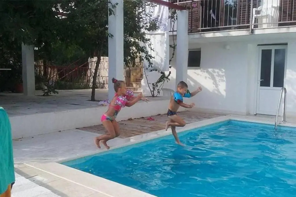 Entire home with a swimming pool for 12 in Marusici