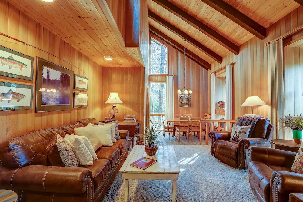 22 Rogue Home with Private Hot Tub, BBQ, and Game Room by RedAwning