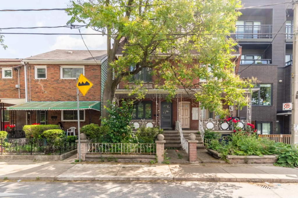 Newly renovated 4 Bed 3 Bath House in DT Toronto