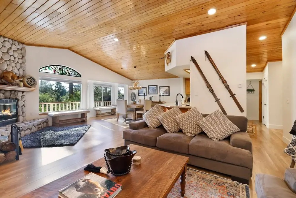 2051- Bearvenidos 4 Bedroom Home by RedAwning