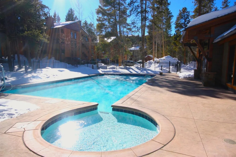 Pinecreek #I - 1 BR - Close to Town - Shuttle to Slopes - Pool and Hot Tub Access