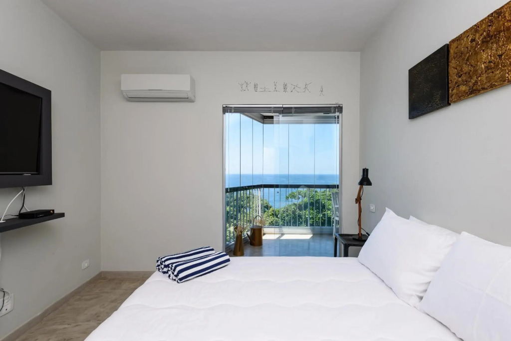 Ocean Blue Moderno com Vista Espetacular ao lado do Leblon na frente da Escola Stella Maris Garagem Internet Veloz 2 Smart TVs Piscina Sauna