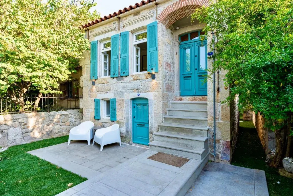 MINIQ HOMES 102 - Historical Stone House with Garden Cinema